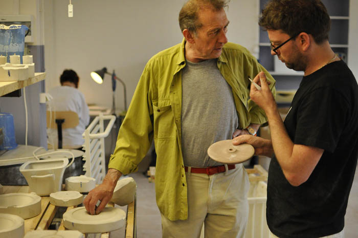 Marek Cecuła i Landon Peck (Royal College of Art w Londynie) podczas warsztatów w Zakładach Porcelany Ćmielów, 17 lipca 2013